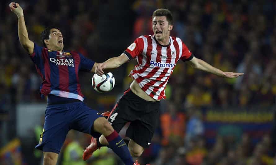 Aymeric Laporte tussles with Luis Suárez during Athletic’s Copa del Rey game at Barcelona in May 2015.
