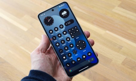 A monochrome icon theme for the home screen of the Nothing Phone 3a Pro.
