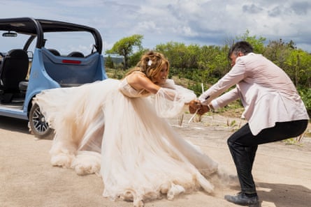 Jennifer Lopez and Josh Duhamel in Shotgun Wedding.