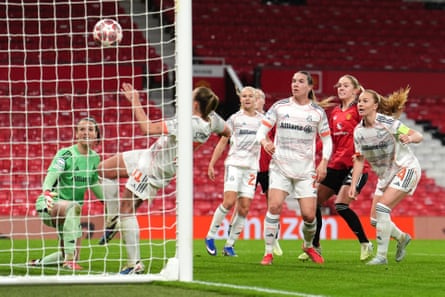 Hanna Lundkvist (second right) scores United’s second equaliser.