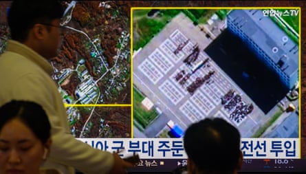 A South Korean TV broadcast with a presenter and graphics over satelitte imagery apparently of formations of personnel on tarmac outside an institutional building