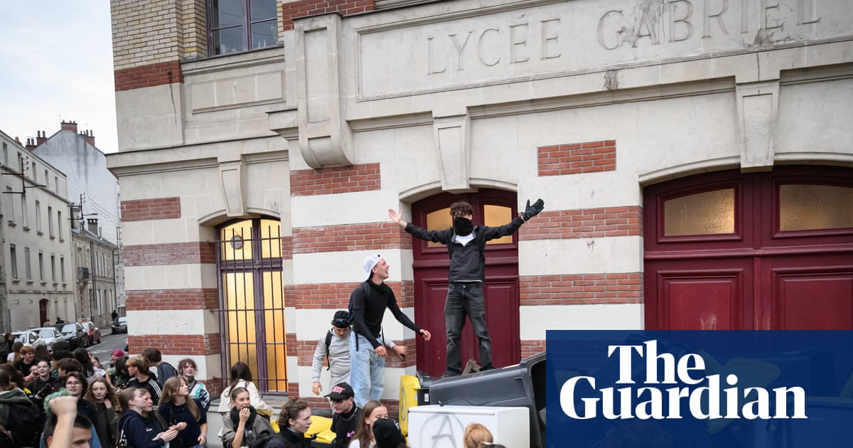 Hundreds detained as French student protests over class sizes turn violent