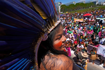 Guajajara, 13 Eylül 2023 Çarşamba günü Brezilya'nın Brasília kentinde yerli kadınların siyasi rolünü güçlendirmek için düzenlenen üç günlük bir etkinliğin sonunda yürüyüş için bir araya gelen Brezilya'nın dört bir yanından yerli kadınlara ses kamyonunun çatısından konuşuyor. .
