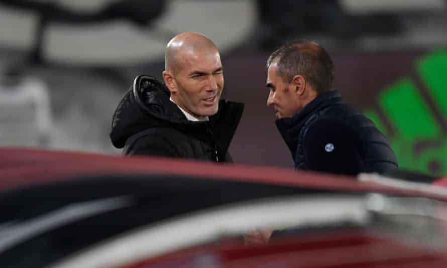 The Real Madrid coach Zinedine Zidane talks with his Athletic Bilbao’s counterpart Gaizka Garitano before the sides’ encounter last month. Real Madrid won 3-1.