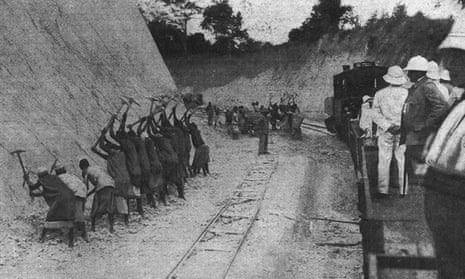 African people building a railway in Tanzania in 1910
