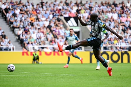 Yoane Wissa shoots at goal