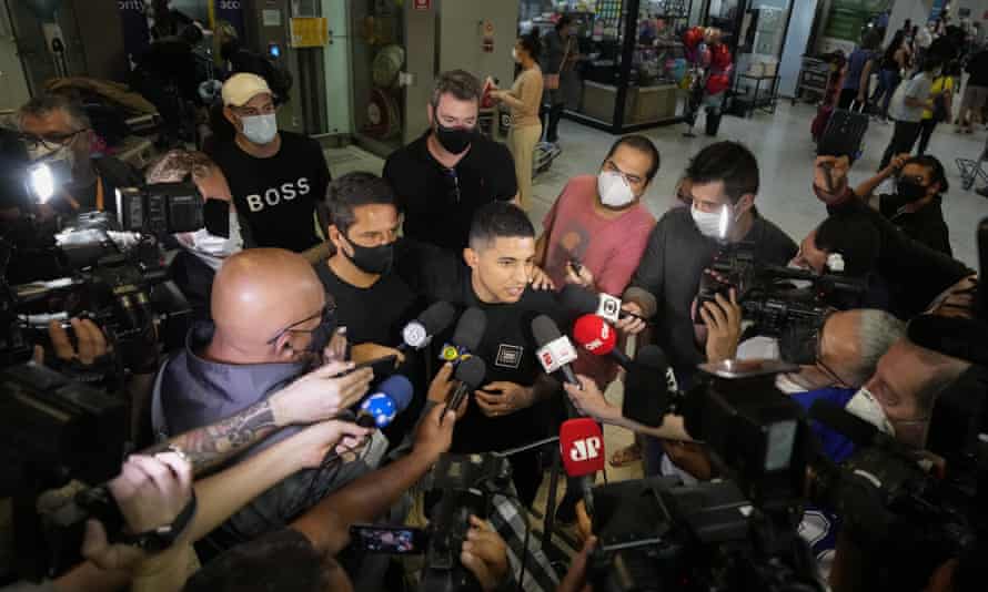El lateral derecho brasileño del Shakhtar, Dodô, habla con los medios de comunicación tras llegar a São Paulo procedente de Ucrania la semana pasada.