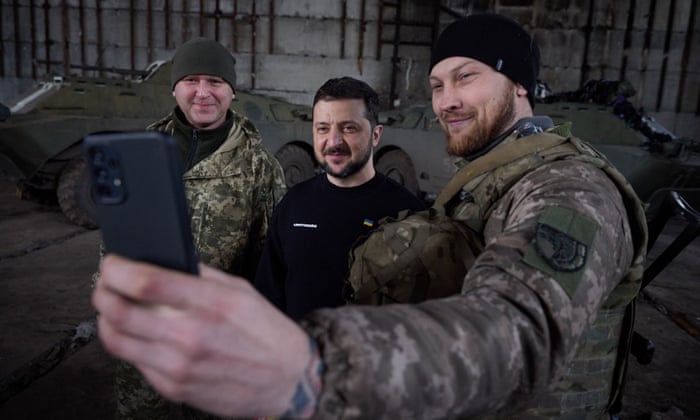 Russia-Ukraine war live: Zelenskiy visits frontline near Bakhmut, president’s office says; Zaporizhzhia under attack (theguardian.com)