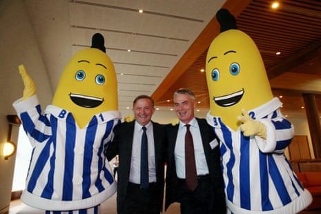 The member for Grayndler, Anthony Albanese, and the member for Bruce, Alan Griffin, meet B1 and B2 at the ABC showcase on 3 February, 2016.