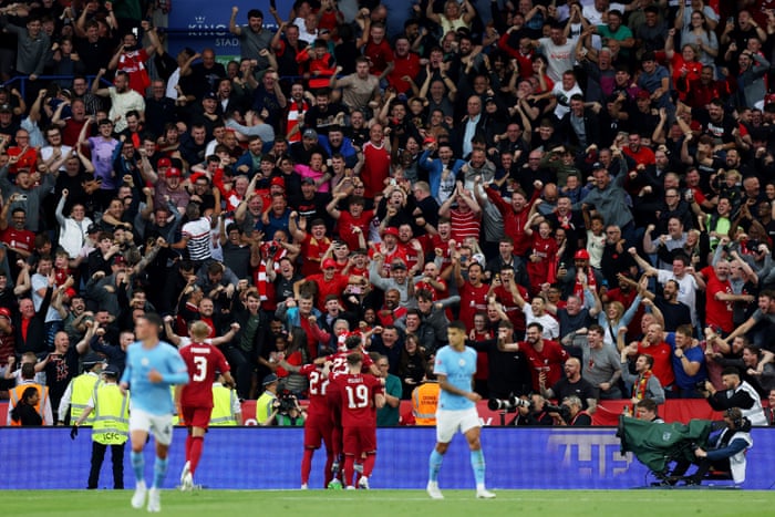 Mohamed Salah de Liverpool celebra con sus compañeros de equipo después de marcar su segundo gol.
