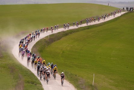 The pack rides on the strade bianche – ‘the white roads’