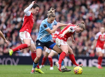 Vivianne Miedema is stuck between Lotte Wubben-Moy and Kim Little of Arsenal