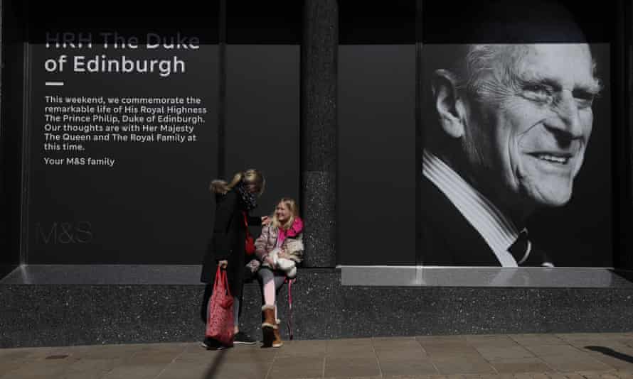 Un portrait du prince Philip dans la fenêtre d'un grand magasin à Windsor, en Angleterre.