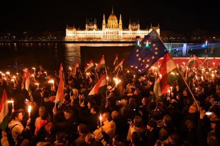 Manifestanti a Budapest celebrano la festa del Tibisco vittoria