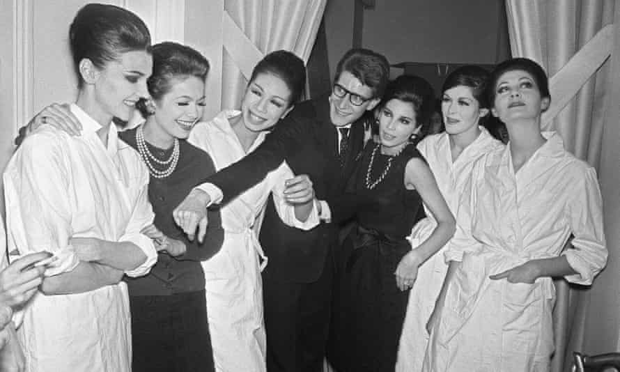 Yves Saint-Laurent avec des mannequins après son premier défilé haute couture à Paris en janvier 1962.