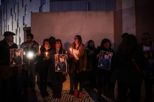 Las personas asisten a una vigilia de apoyo para Rui Pinto, frente a las instalaciones de la prisión de la Policía Judicial en Lisboa, Portugal, en enero de 2020.