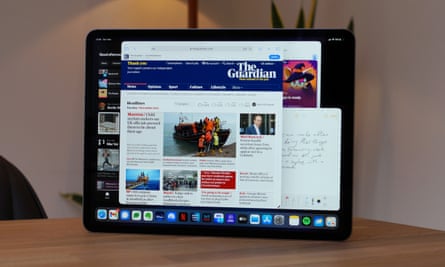 Stage Manager mette sullo schermo più app attive contemporaneamente in finestre ridimensionabili e sovrapposte per la prima volta su un iPad.