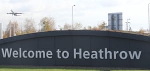 Pesawat lepas landas dari Bandara Heathrow.
