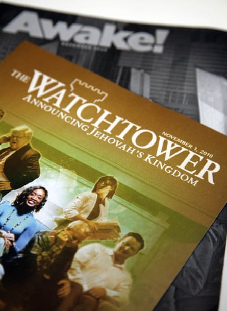 terbitan majalah dengan judul 'menara pengawal - mengumumkan kerajaan jehovah'