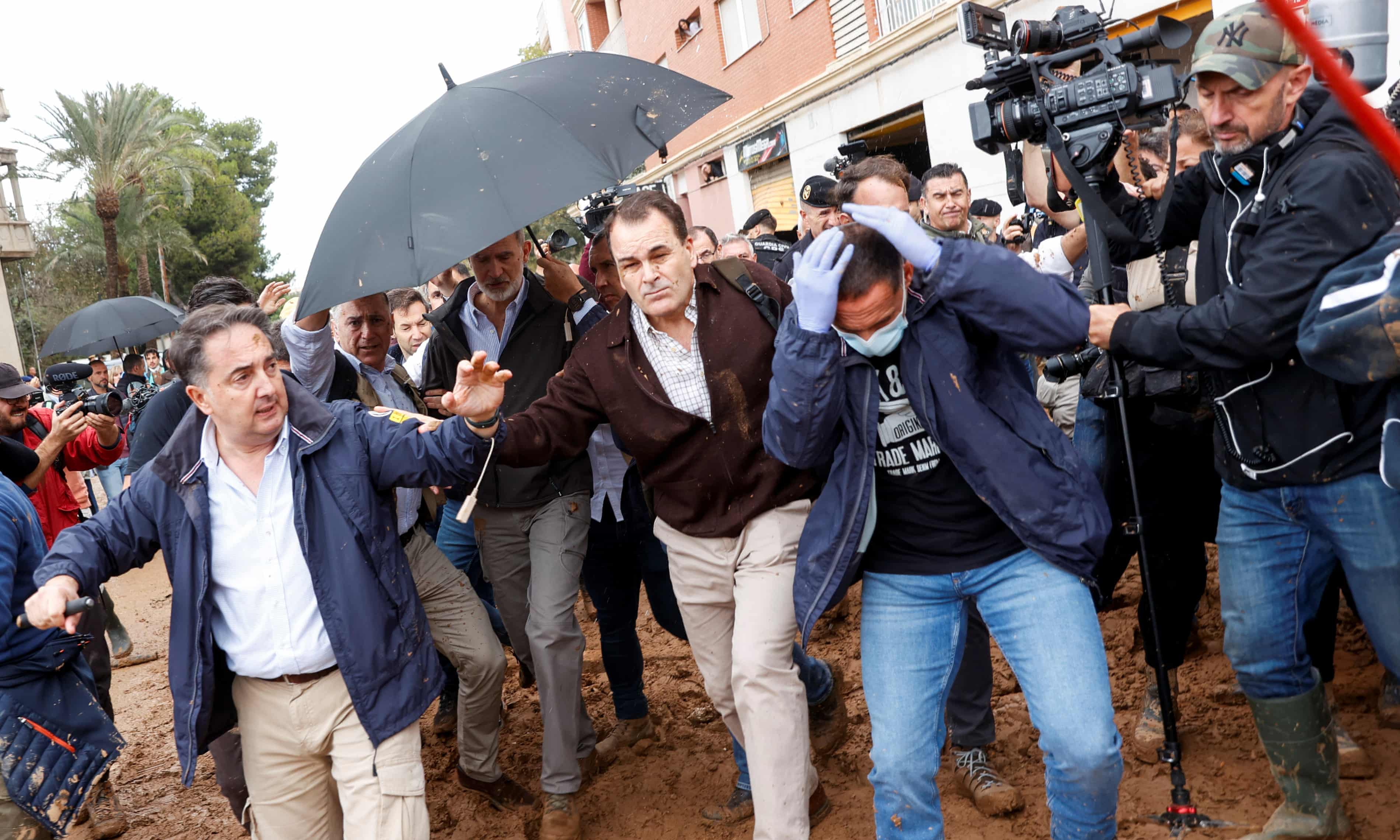 Residents throw mud and insults at Spanish king on visit to flood-hit town (theguardian.com)