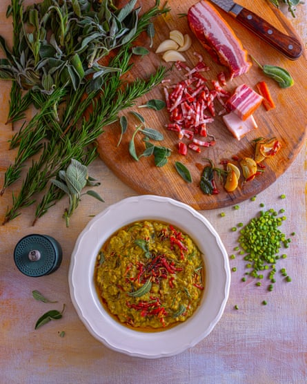 ‘Green split peas don’t require soaking in advance’: split peas and pancetta.