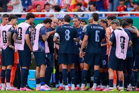 Marcelo Bielsa speaks to his team during a hydration break