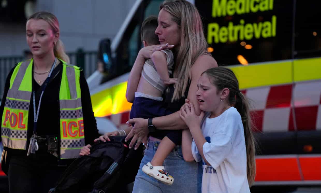 Seven people dead, including attacker shot by police at Australia shopping centre (theguardian.com)