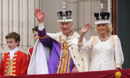 شاه چارلز سوم و ملکه کامیلا از بالکن کاخ باکینگهام دست تکان می دهند.