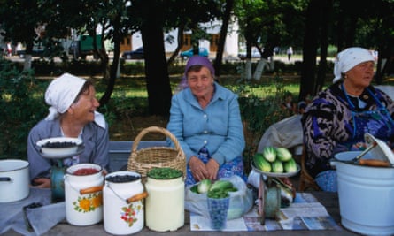 Women selling home-grown produce on Torgovaya ploschad (Merchants Square) in Suzdal, Russia