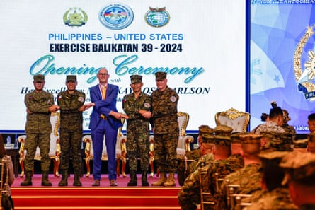 US embassy representative Robert Ewing poses with Filipino and American soldiers during the opening ceremony of the United States-Philippines Balikatan Exercise.