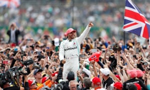 Lewis Hamilton celebra con la multitud después de ganar el Gran Premio de Gran Bretaña en 2019.