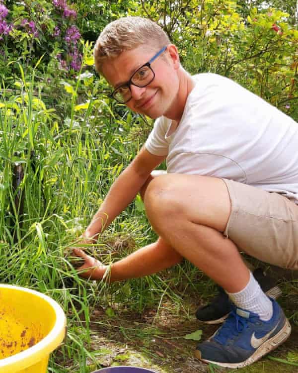 The grounded backpackers filling their gap years with volunteering | Volunteering 1 Djembe Askins
