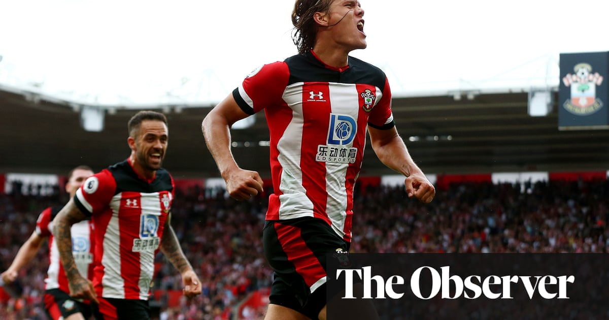 Manchester United held by 10-man Southampton thanks to Vestergaard