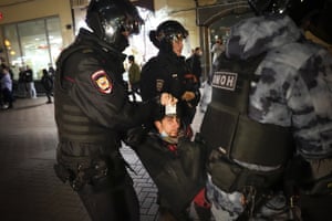 Riot police arrest protesters in Moscow
