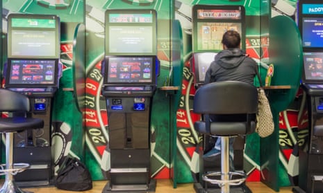 Fixed-odds betting terminals should have a maximum stake of £2, the Labour party has said.