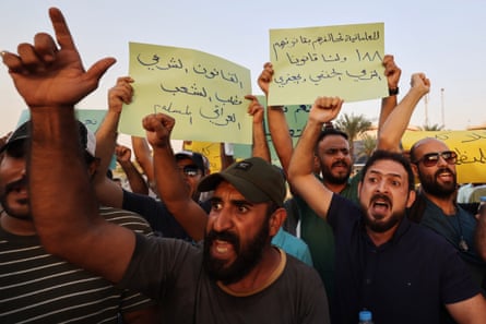Animated men with placards written in Arabic protesting about a law in Iraq.