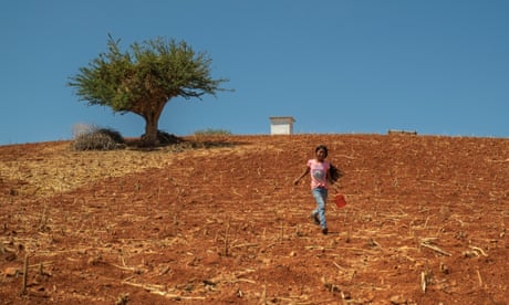 Ένα κορίτσι φέρνει νερό στα ζώα σε έναν στάβλο στη Santa Catarina Estancia του Μεξικού.