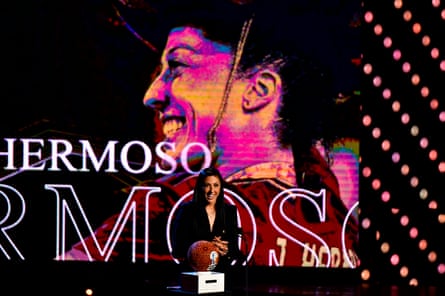 تم تكريم جيني هيرموسو في قاعة مشاهير كرة القدم الدولية مساء الثلاثاء في حفل أقيم في باتشوكا.