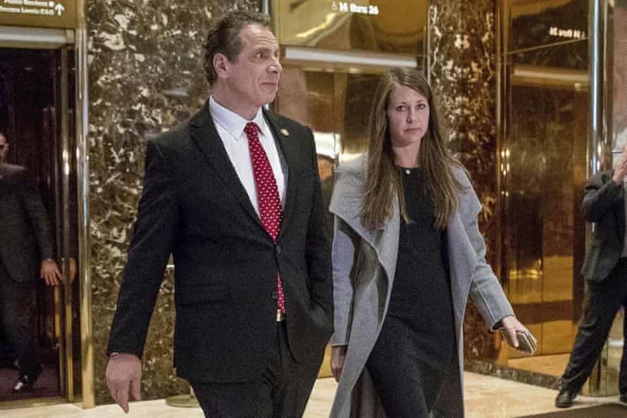 Nesta foto tirada em 18 de janeiro de 2017, o governador de Nova York Andrew Cuomo caminha com sua chefe de equipe, Melissa DeRosa, para falar com membros da mídia após se encontrar com o presidente eleito Donald Trump na Trump Tower em Nova York.