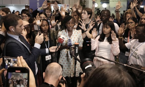 Aktywistka klimatyczna Vanessa Naket z Ugandy dołączyła do innych aktywistów z Fridays for Future, aby zaprotestować przeciwko niemieckiej polityce klimatycznej Olafowi Schultzowi na Szczycie Klimatycznym ONZ COP27, we wtorek 8 listopada 2022 r. w Sharm El Sheikh w Egipcie.