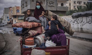 Palestinian families flee Rafah