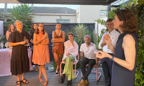 Allegra Spender nói chuyện với những người ủng hộ