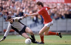 Chris Waddle of England takes on the Ducks’ keeper Tim Garner during that 1988 friendly.