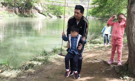 Xiaojun Chen with his children