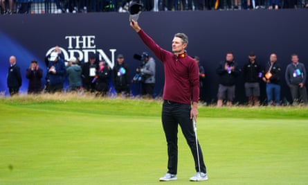Justin Rose acknowledges the crowd after his final round, coming so close to a surprising win despite having to qualify for the tournament this year.