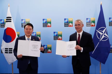 Tổng thư ký NATO Jens Stoltenberg, phải, chụp ảnh chung với tổng thống Hàn Quốc Yoon Suk-yeol.