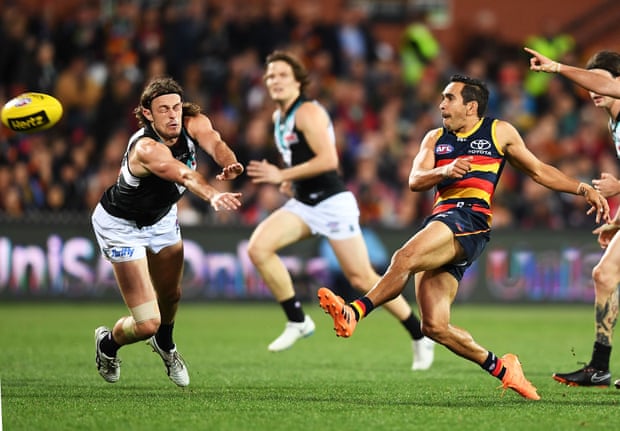 Eddie Betts in full flight at Adelaide Oval in 2018.