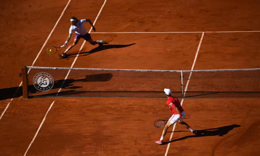 Djokovic et Tsitsipas disputent un rassemblement au cours de leur bataille de quatre heures.