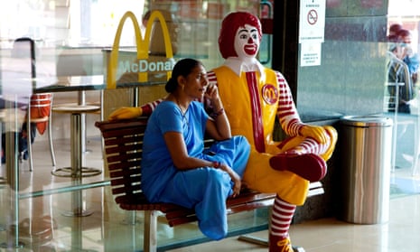 Indian woman sitting on bench at McDonald’s fast food restaurant, Varanasi, Uttar Pradesh, India, Asia
C3TKG0 Indian woman sitting on bench at McDonald’s fast food restaurant, Varanasi, Uttar Pradesh, India, Asia