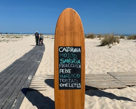 Camaleão Beach Bar sand and boardwalk